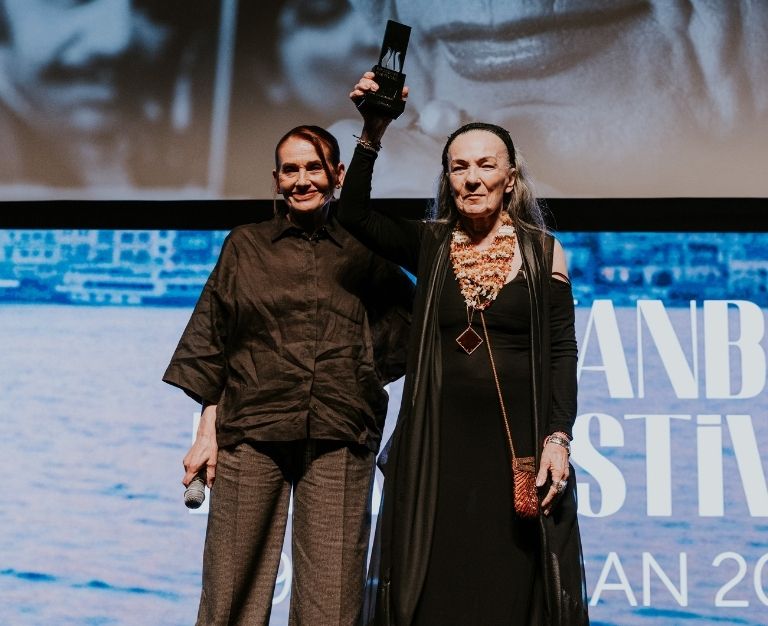 Nilüfer Aydan received the Cinema Honorary Award at the Istanbul Film Festival